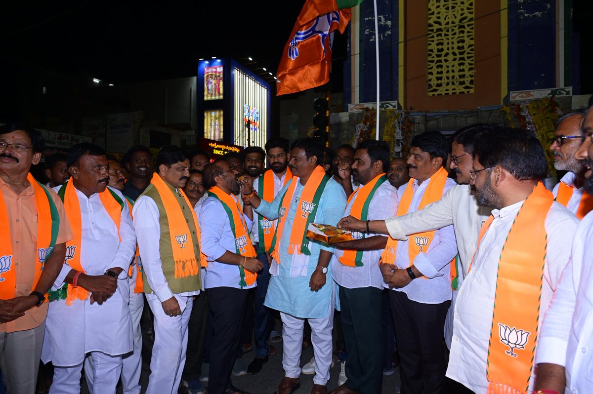 BJP4Andhra's tweet image. ఎన్‌డీఏ అభ్యర్థి శ్రీ @CPRGuv గారు భారత ఉపరాష్ట్రపతిగా ఎన్నికైన సందర్భంగా రాష్ట్రవ్యాప్తంగా బిజెపి నాయకులు, కార్యకర్తలు విజయోత్సవాలు జరుపుకున్నారు.
#VicePresidentElection