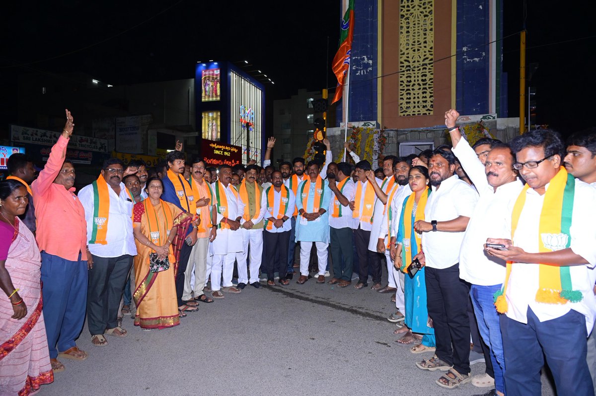 BJP4Andhra's tweet image. ఎన్‌డీఏ అభ్యర్థి శ్రీ @CPRGuv గారు భారత ఉపరాష్ట్రపతిగా ఎన్నికైన సందర్భంగా రాష్ట్రవ్యాప్తంగా బిజెపి నాయకులు, కార్యకర్తలు విజయోత్సవాలు జరుపుకున్నారు.
#VicePresidentElection