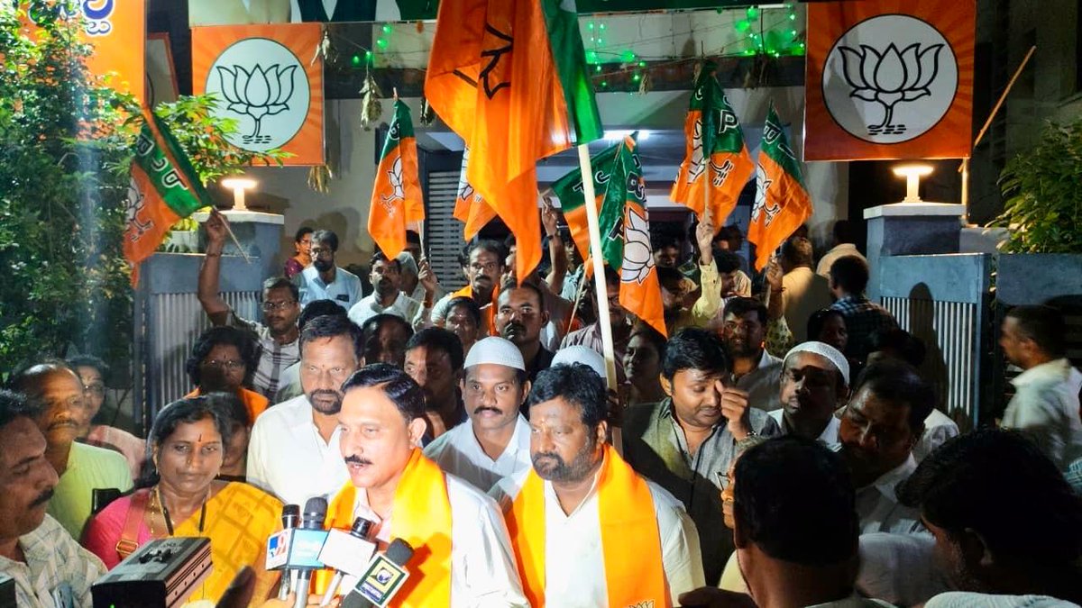 BJP4Andhra's tweet image. ఎన్‌డీఏ అభ్యర్థి శ్రీ @CPRGuv గారు భారత ఉపరాష్ట్రపతిగా ఎన్నికైన సందర్భంగా రాష్ట్రవ్యాప్తంగా బిజెపి నాయకులు, కార్యకర్తలు విజయోత్సవాలు జరుపుకున్నారు.
#VicePresidentElection