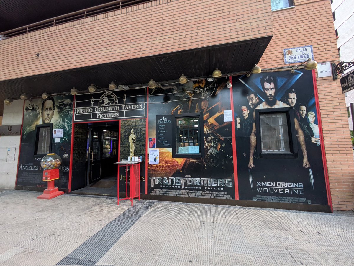 En un mundo de restaurantes pretenciosos con pósters de películas oscarizadas, todavía queda una resistencia de valientes que se atreven a ser diferentes.
Me imagino el briefing a la empresa de rótulos: "sobre todo que no aparezca una película que sea mínimamente buena"