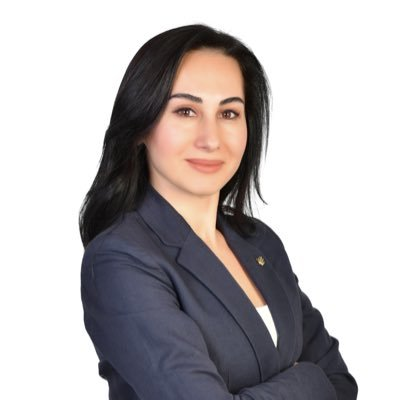 Hatırlarsınız, Beykoz Belediye Başkanı Alaattin Köseler tutukluğunun 187. günüde serbest kalmış fakat 30 saat sonra tekrar tutuklanmıştı.

İşte o zamandan bu zamana ne olduysa Belediye Başkanvekili Özlem Vural Gürzel bir anda CHP'den istifa etmeye karar vermiş.

Sanıyorum ki