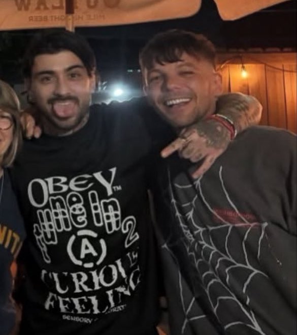 RaazanMalik's tweet image. اون دو نفری که سر یه دعوای لفظی یه دنیا رو عنتر خودشون کردن و ادعا میکنن یازده ساله همو ندیدن: