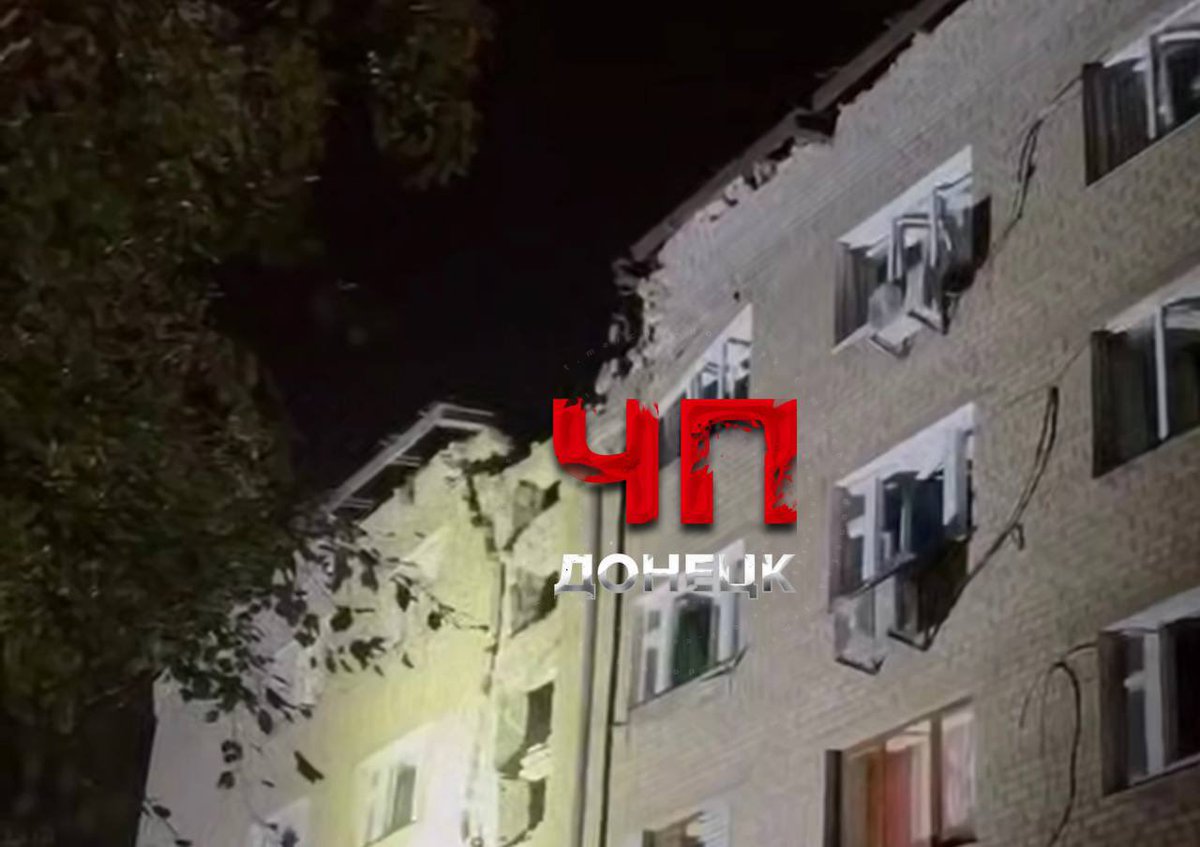 Последствие обстрелов ВСУками жилого дома в Буденновском район. Попадание в крышу дома.

Донецк.