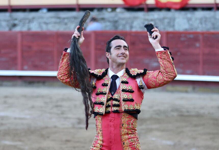 El Fandi corta el rabo del quinto en Navaluenga