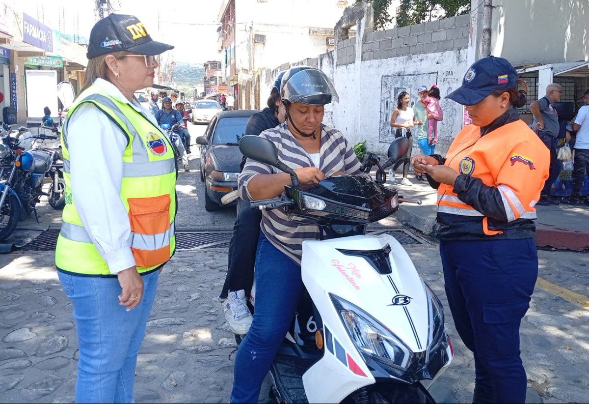 InttContigo's tweet photo. El INTT, oficina Valera, se encuentra desplegado en la Av. Bolívar, donde  desarrollan actividades enfocadas en concientizar y fomentar una movilidad segura y responsable entre los conductores. https://t.co/KGEzPQy2CQ