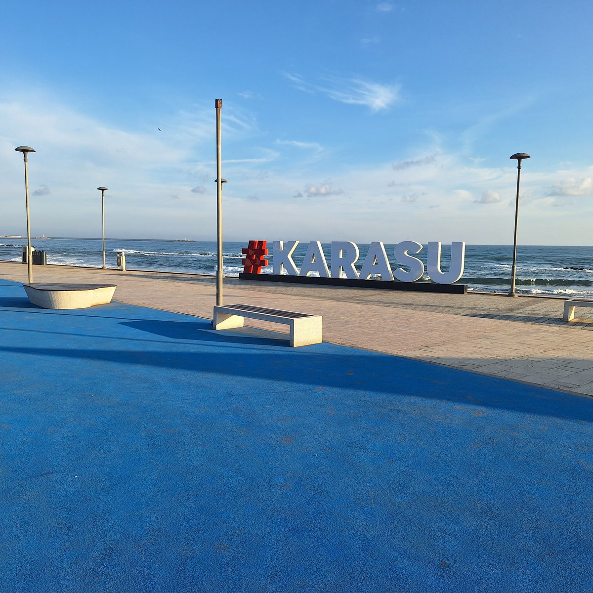 Evde yalnızım canım sıkılıyor beni birisi gezdirsin bu gecee