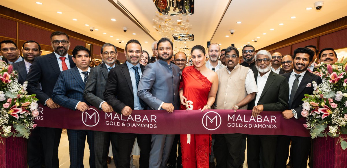 ymediagroup's tweet photo. Kareena Kapoor Khan Launches 2 Flagship Showrooms of Malabar Gold & Diamonds in UK at Birmingham & Southall
Read more at: https://t.co/3nXv08z8uG
@Malabartweets
#YMedia #YMediaGroup #YMediaPlus #SouthAsianDaily #KareenaKapoorKhan #MalabarGold #UKLaunch #Birmingham #Southall https://t.co/wCShgVfnND