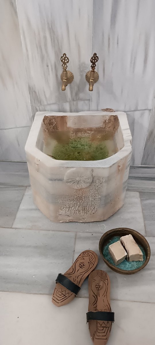 Bursa,yeşiller içinde Gürle köyü.Tarihi Orhan Bey'e dayanıyor.Cami kapalı, hamam yakın zamanda restore edilmiş. Tek orjinal kalan kubbe ve bu kurna. Kitabesi restorasyon sırasında sırra kadem basmış, duvarlardaki mermerler sökülüp yenisi takılmış.Yine içler acısı bir restorasyon.