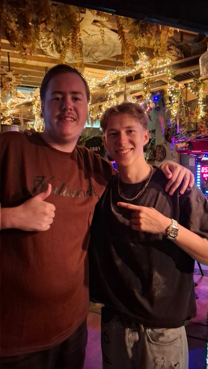 TheHuntingTurd's tweet image. Sunday was insane
Sorry to everyone who I made look small in the pictures, im just tall (im 1m98cm)
1/4