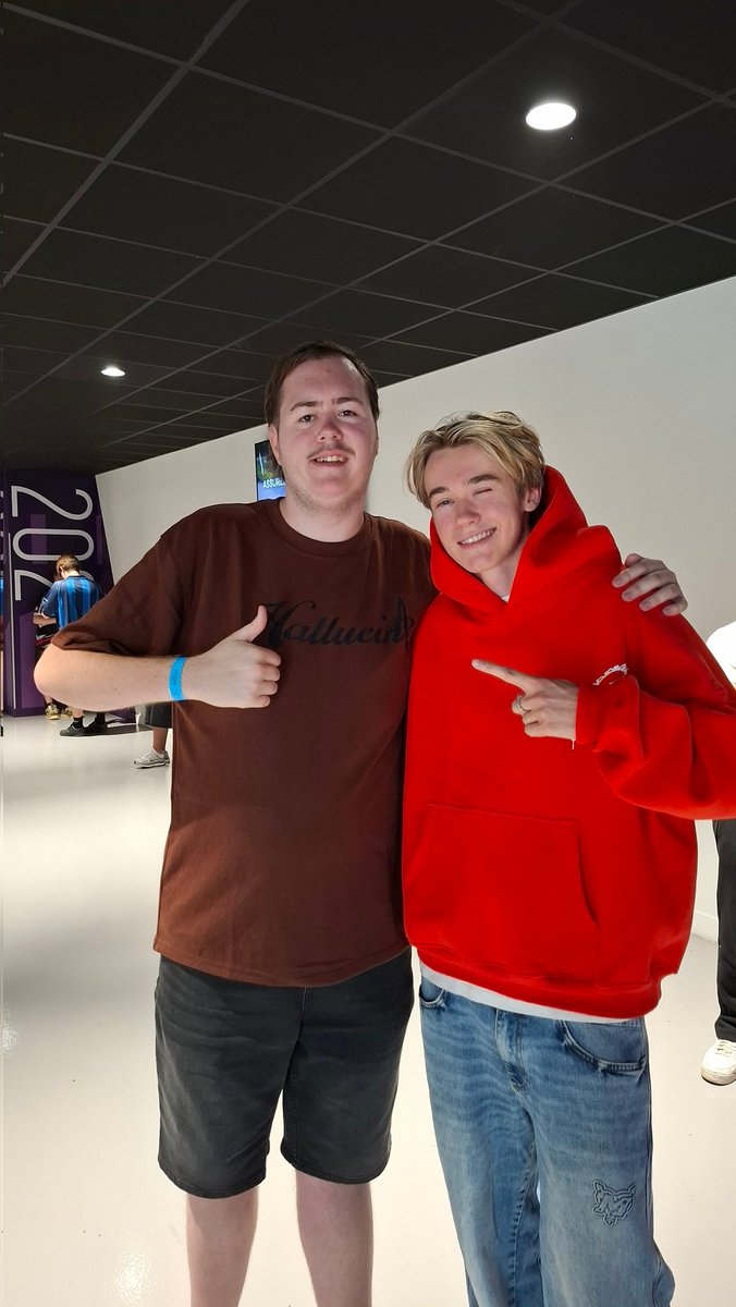 TheHuntingTurd's tweet image. Sunday was insane
Sorry to everyone who I made look small in the pictures, im just tall (im 1m98cm)
1/4