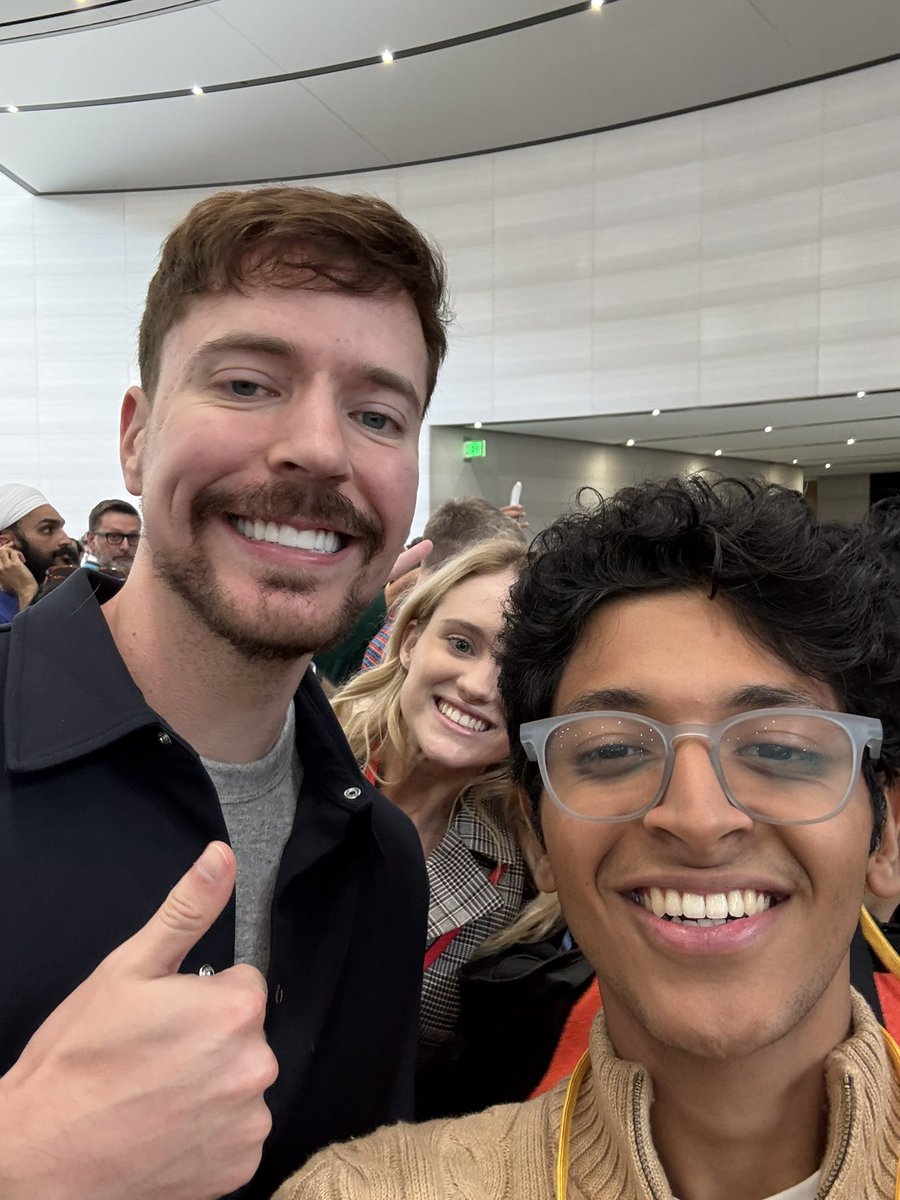 Came to try the new iPhone

Met mrbeast!🤯