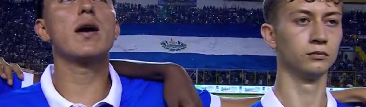 Impresionante el lleno en el monumental Estadio Cuscatlán, la afición le cumplió a su <a href="/LaSelecta_SLV/">La Selecta</a> una bandera gigante y colorido en las gradas.  Lo lamentable la conducta de silbar el himno de los visitantes de Surinam, gritos y cánticos racistas, frases de expresiones de