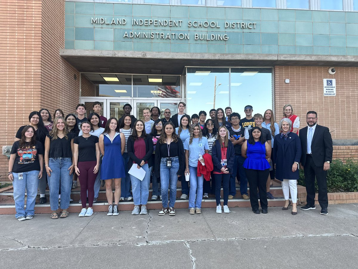 Midland_ISD's tweet image. Our Superintendent’s Student Advisory Council met this morning to provide valuable feedback and hear important updates from district departments. We appreciate our student leaders for sharing their voices and helping shape the future of MISD! #StudentExperience #MISDProud 📚