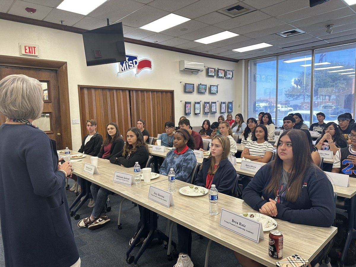 Midland_ISD's tweet image. Our Superintendent’s Student Advisory Council met this morning to provide valuable feedback and hear important updates from district departments. We appreciate our student leaders for sharing their voices and helping shape the future of MISD! #StudentExperience #MISDProud 📚