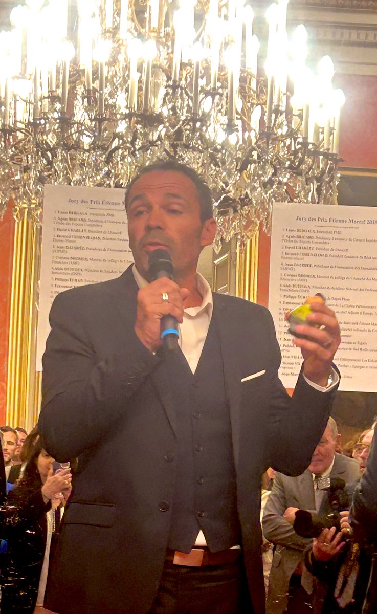 isabelle_blin's tweet image. Prix Étienne Marcel 2025 remet le prix à Vincent Giraudeaux pour son parcours atypique: jongleur, chef d’entreprise dans la sécurité… il recrutent sans CV mais sur le potentiel du futur.  Il est très engagé pour son entreprise en matière de RSE. Félicitations !