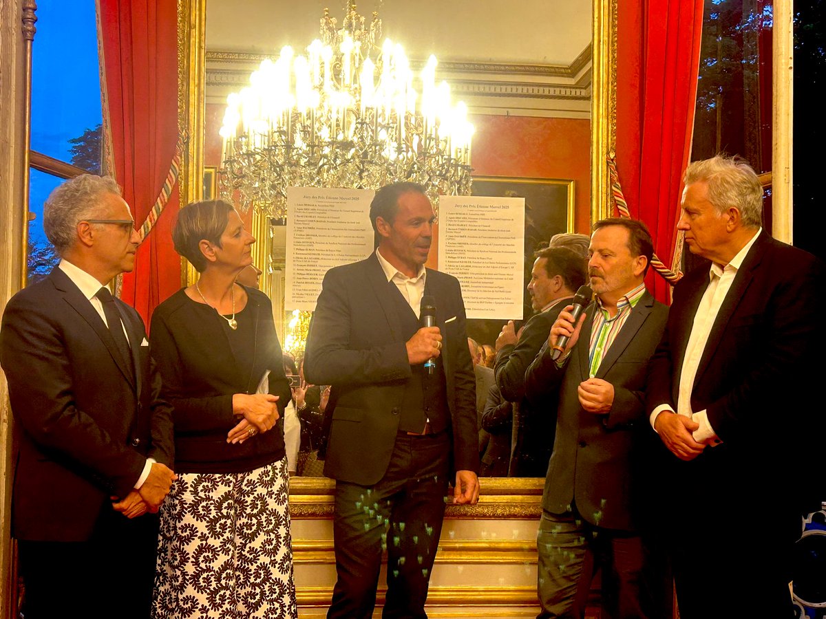 isabelle_blin's tweet image. Prix Étienne Marcel 2025 remet le prix à Vincent Giraudeaux pour son parcours atypique: jongleur, chef d’entreprise dans la sécurité… il recrutent sans CV mais sur le potentiel du futur.  Il est très engagé pour son entreprise en matière de RSE. Félicitations !