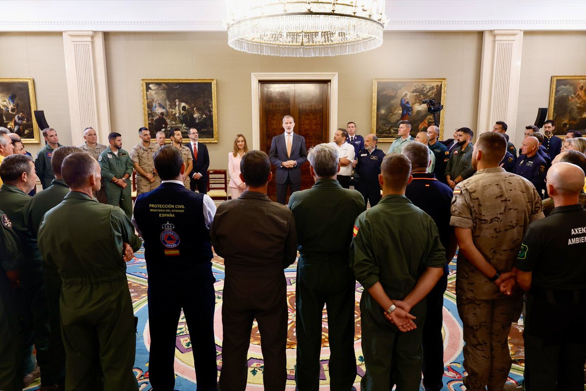 👑 Hoy el Rey Felipe VI ha recibido en Zarzuela a una representación del personal aéreo que participó en la extinción de los incendios de agosto. Un reconocimiento al esfuerzo y la profesionalidad de quienes trabajaron en condiciones extremas.
#Felipe6Une