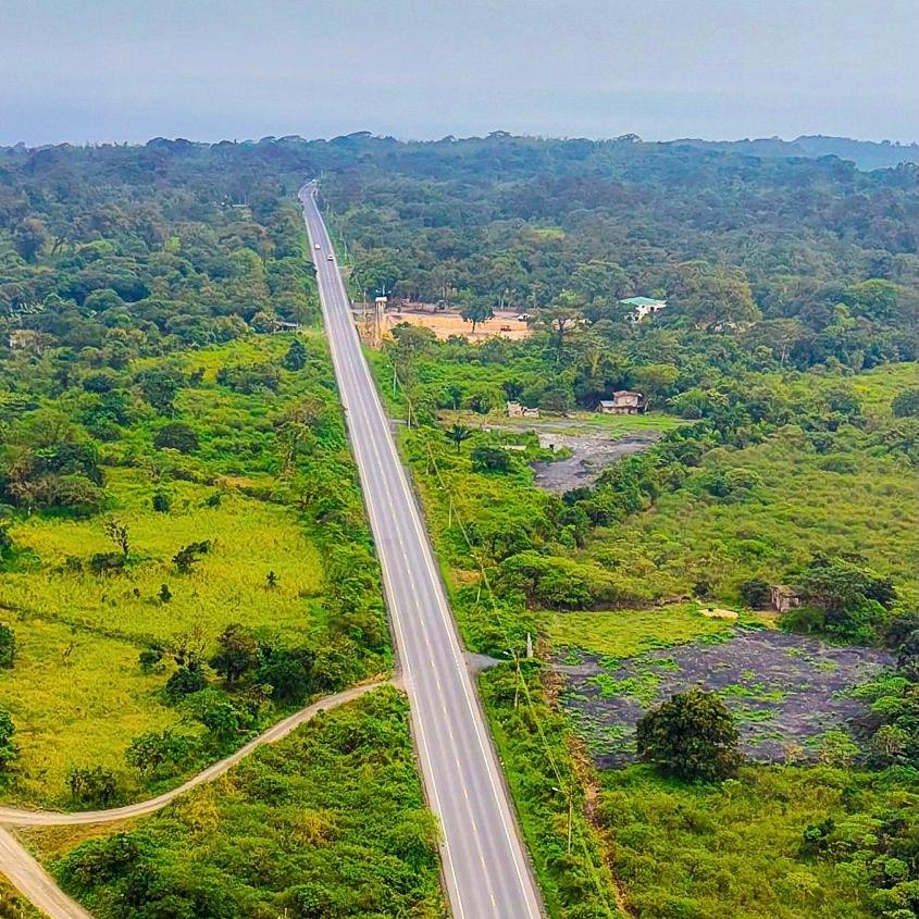 MIT_Ecuador's tweet photo. En su discurso, el presidente @DanielNoboaOk afirmó: "Hoy demostramos que el cambio es posible. Entregamos 140 km de carretera rehabilitada. Hace un año estuvimos aquí para iniciar las obras, y hoy volvemos para entregarles el trabajo terminado, demostrando que hablamos con hechos".