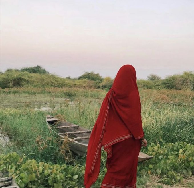 الملحفة تاج الصحراء، وزينتها سر الجاذبية! 👑✨