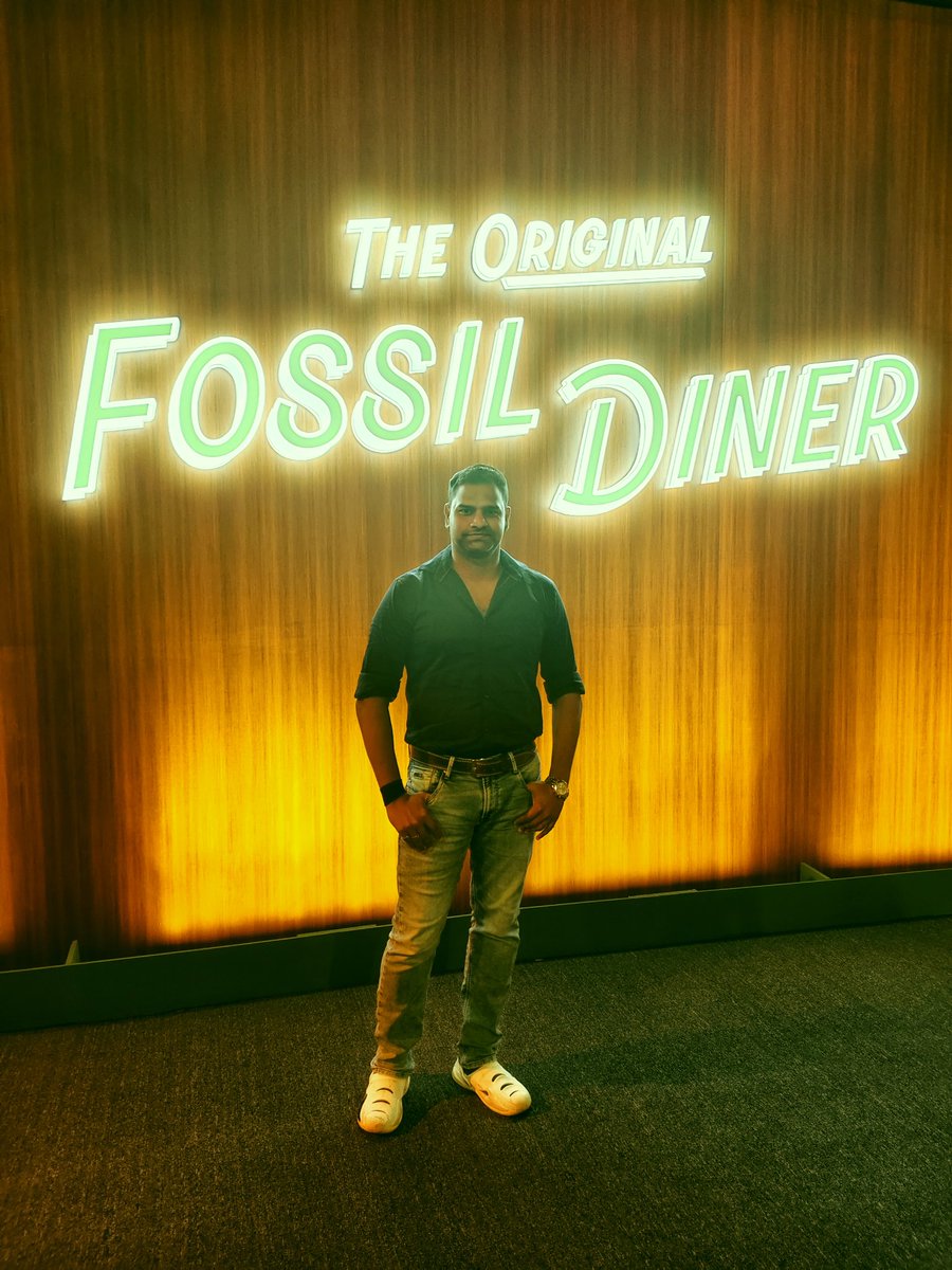SAMTHEBESTEST_'s tweet image. #Fossil India launch dinner. 
Brand ambassador #NickJonas came virtually as he had to miss the event 😭