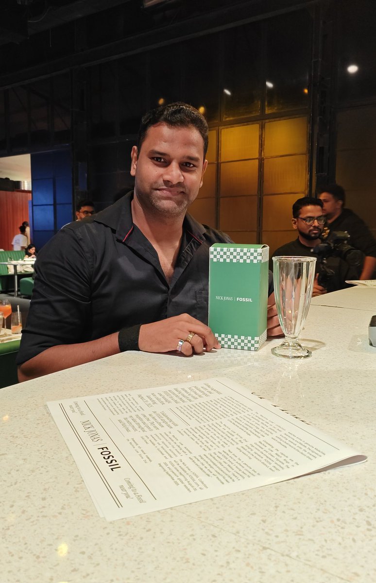 SAMTHEBESTEST_'s tweet image. #Fossil India launch dinner. 
Brand ambassador #NickJonas came virtually as he had to miss the event 😭