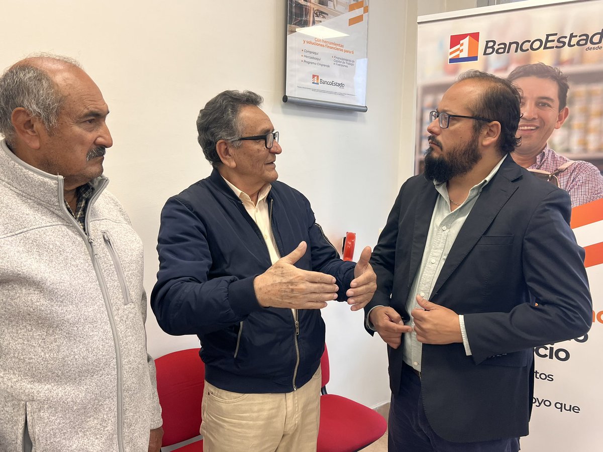 #AgendaMTT | seremitt (s) Osvaldo Ardiles junto al delegado presidencial regional, Pedro Medalla y representantes del Banco Estado, participaron en la entrega de equipos para pago electrónico a los diferentes gremios de transporte menor de pasajeros de la región.