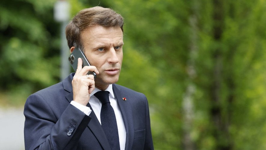 PasUnPoete's tweet photo. - ouais allô 
- oe ?
- c’est pas toi
- azz https://t.co/LFP8lyYzQj