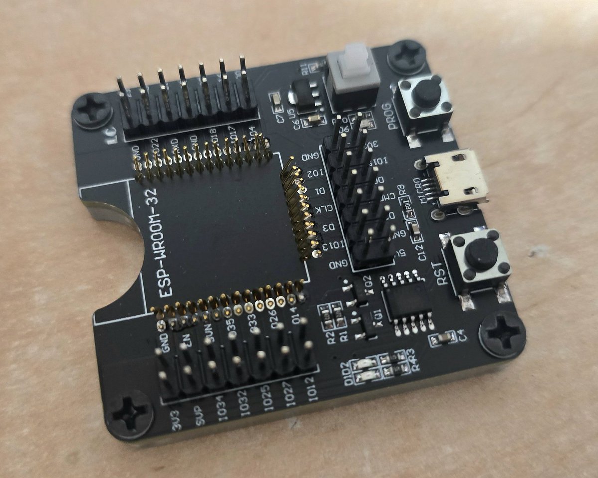 VejvyCZ's tweet image. #DnesniPosta od @laska_kit  jeden programovací přípravek který má hlavně vývody pinů od vloženého ESP a 2 kusy FLASH 4Mb paměti , 8Mb je vyprodaná, vystačil bych si i jen se samotným čipem,  ale na druhou stranu pro vývoj na stůl je to v tomto provedení lepší.