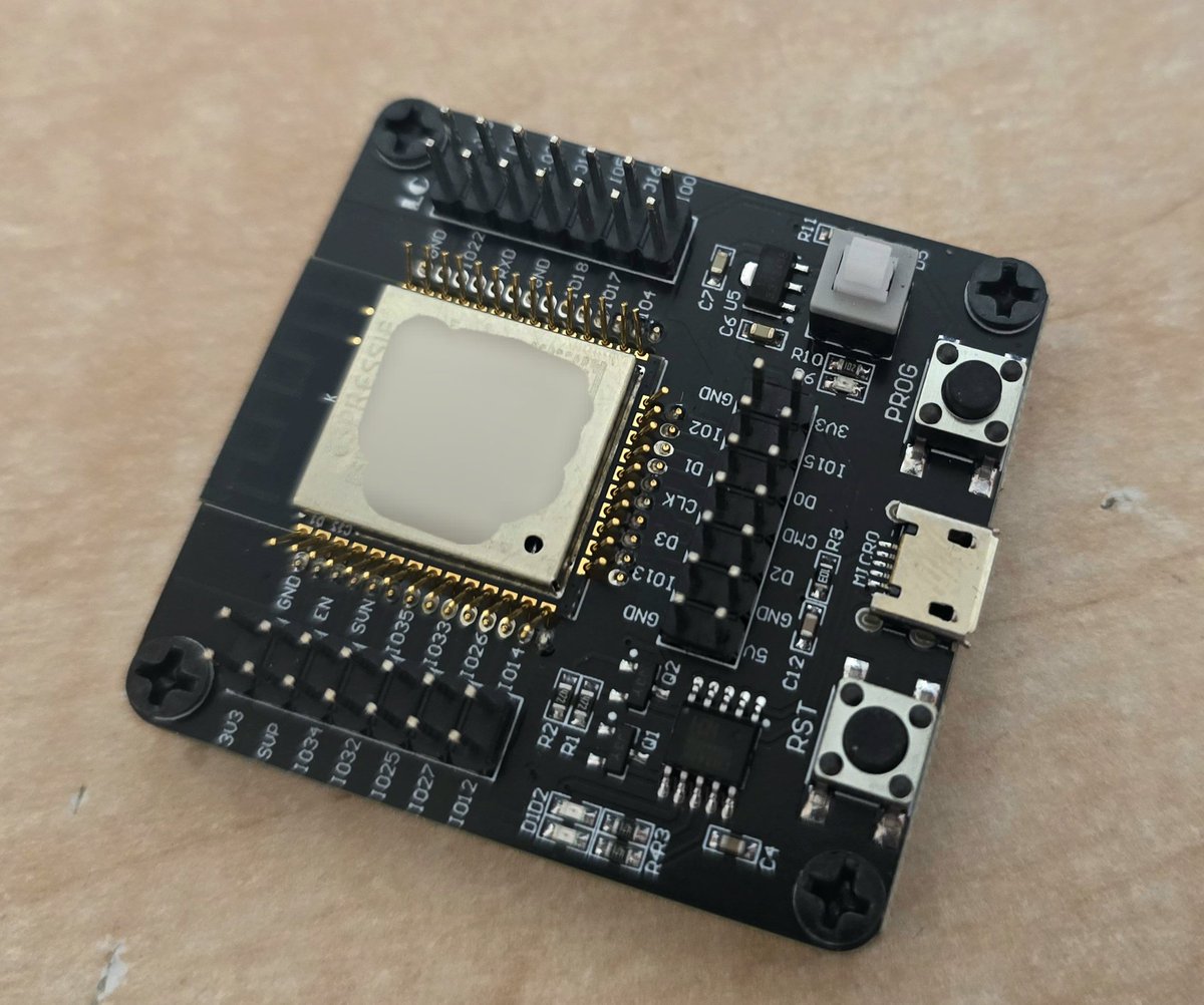 VejvyCZ's tweet image. #DnesniPosta od @laska_kit  jeden programovací přípravek který má hlavně vývody pinů od vloženého ESP a 2 kusy FLASH 4Mb paměti , 8Mb je vyprodaná, vystačil bych si i jen se samotným čipem,  ale na druhou stranu pro vývoj na stůl je to v tomto provedení lepší.