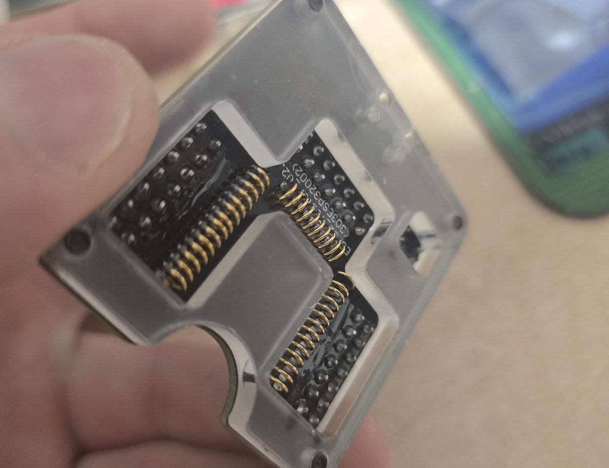 VejvyCZ's tweet image. #DnesniPosta od @laska_kit  jeden programovací přípravek který má hlavně vývody pinů od vloženého ESP a 2 kusy FLASH 4Mb paměti , 8Mb je vyprodaná, vystačil bych si i jen se samotným čipem,  ale na druhou stranu pro vývoj na stůl je to v tomto provedení lepší.