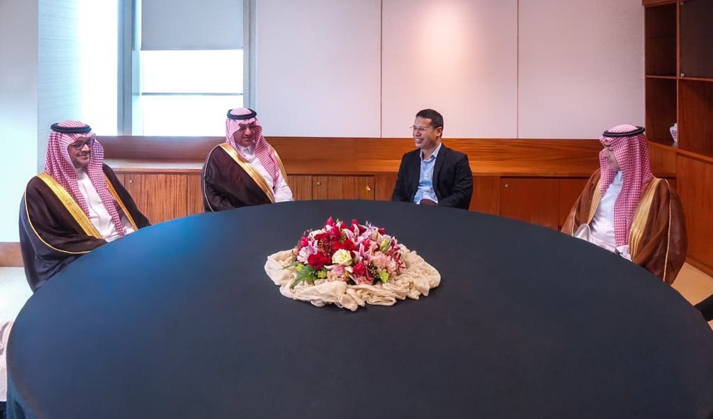 moe_gov_sa's tweet photo. #وزير_التعليم يلتقي نظيره السنغافوري ومسؤولي الجامعات خلال زيارته لجمهورية سنغافورة.
https://t.co/BsQG8tYiP0 https://t.co/3bCcbCVP62