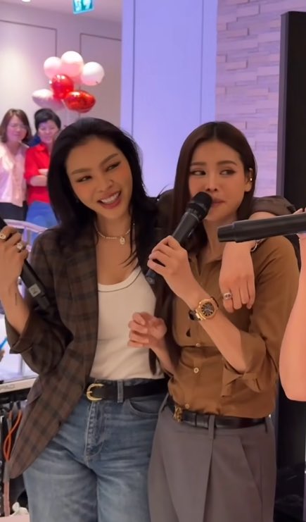 Cuando ya estás bien enfiestada con tu compa, hasta dando el palomazo, y que llega tu señora a la fiesta 😰🫣