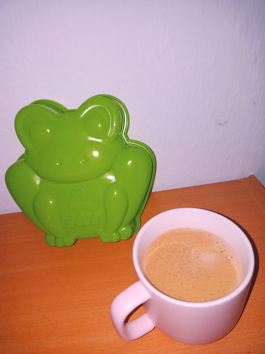 586: nekdo bi jedel piškot v obliki žabe, verjetno še s kofetom zraven- kofe bo, piškot pa skor gvišno ne🐸