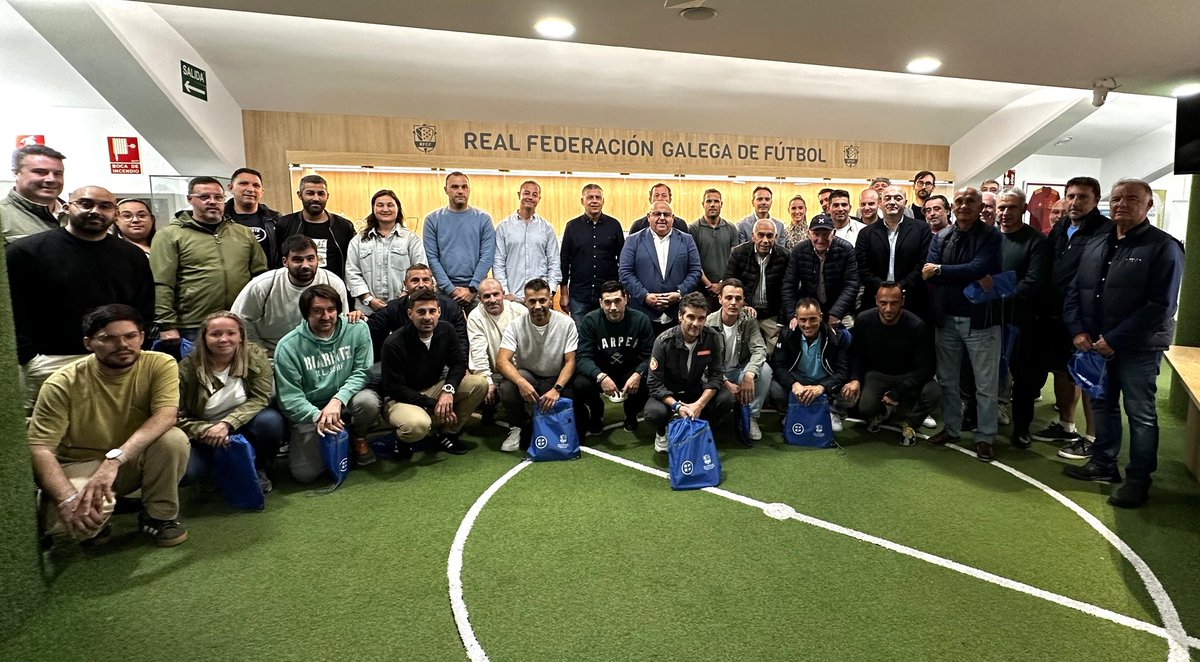 Vicky (<a href="/Vicky_vk4/">Vicky Vázquez</a>) acudiu hoxe a unha reunión informativa dos adestradores da #TerceraRFEF e #SegundaRFEF cos árbitros.
futgal.es/pnfg/NNws_ShwN…