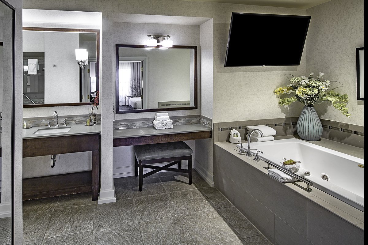 Hilton_Modesto's tweet image. Celebrate life’s biggest moments in style ✨

Whether it’s a wedding night, anniversary, or other special occasion, our Presidential Suites at DoubleTree Modesto set the stage for unforgettable memories. 💍🍾

209-526-6000
hil.tn/t9d8j3

#DoubleTreeModesto #ModestoHotel