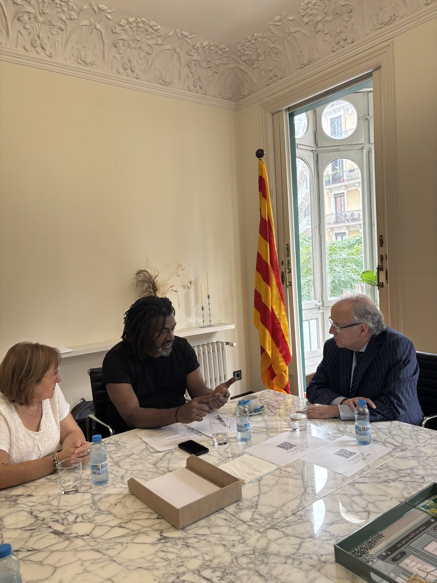 Avui el president del <a href="/ConsellRep/">Consell de la República Catalana</a> <a href="/JordiDomingoGM/">Jordi Domingo</a>  ha rebut Dimitri Qenegei Tein, jove líder independentista canac, exsecretari general de les joventuts del <a href="/FlnksOfficiel/">FLNKS</a>.

Va ser empresonat durant un any i va ser posat en llibertat al juny i ara no pot tornar a la seva terra