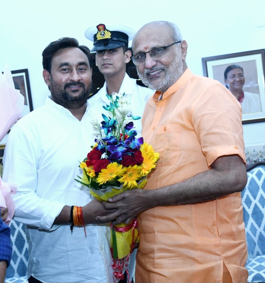 आज नव निर्वाचित उपराष्ट्रपति श्री सी. पी. राधाकृष्णन जी से सौजन्य भेंट कर उन्हें ऐतिहासिक विजय की हार्दिक शुभकामनाएँ दीं। उनका व्यक्तित्व सरलता, दृढ़ संकल्प और राष्ट्रहित के प्रति समर्पण का प्रतीक है। 
<a href="/CPRGuv/">CP Radhakrishnan</a>