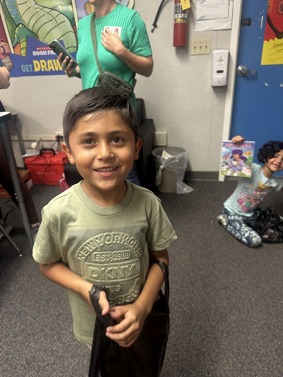 VanessaN_Rocha's tweet image. The Fall Scholastic Book Fair is underway! 🎉📚 Thanks to our amazing PTA volunteers, our library is filled with books just waiting to be explored. Come find your next adventure, Lobo readers! 🐺✨ #BookFairFun @langacadpta @BostoniaGlobal @CajonValleyUSD @davidmiyashiro