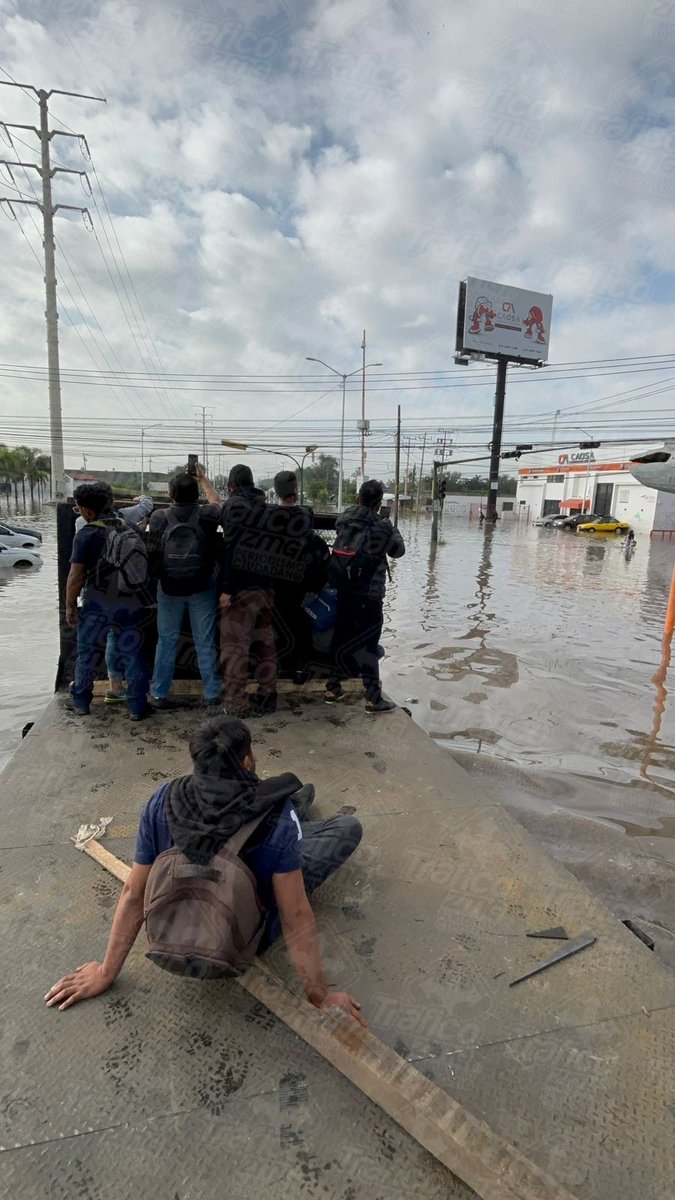 Trafico_ZMG's tweet photo. 📸 Así se encuentra la avenida Adolf B. Horn y Prolongación 1ero de Mayo

Entre inundaciones, cierre total y tráfico desviado, la zona sigue siendo un punto crítico ⚠️

#Fotogalería #TráficoZMGPeriodismoCiudadano https://t.co/xMeOBvig2K