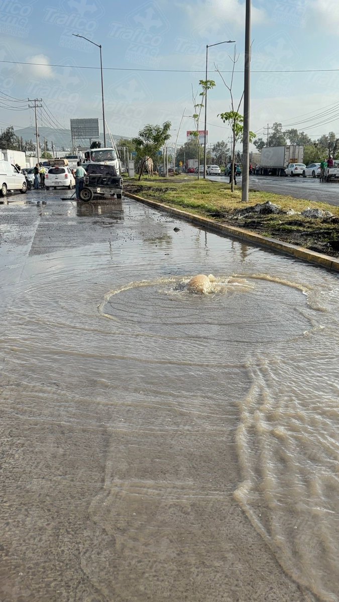 Trafico_ZMG's tweet photo. 📸 Así se encuentra la avenida Adolf B. Horn y Prolongación 1ero de Mayo

Entre inundaciones, cierre total y tráfico desviado, la zona sigue siendo un punto crítico ⚠️

#Fotogalería #TráficoZMGPeriodismoCiudadano https://t.co/xMeOBvig2K