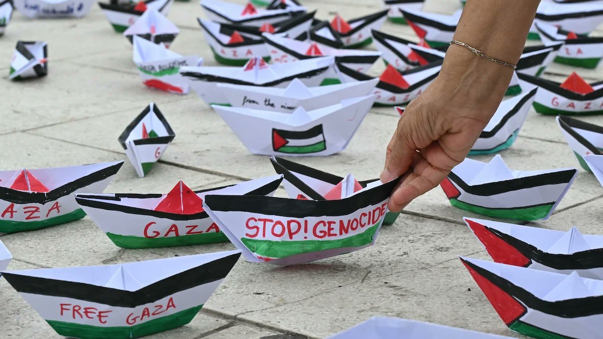 1300'den fazla sinemacı, İsrail'in sinema kurumlarıyla (festivaller, yapım şirketleri vb.) çalışmayacaklarını belirten bir açık mektup yayınladı.

İmzacılar arasında Mark Ruffalo, Javier Bardem, Emma Stone, Ken Loach gibi isimler bulunuyor.

🔗 filmworkersforpalestine.org/#endingcomplic…