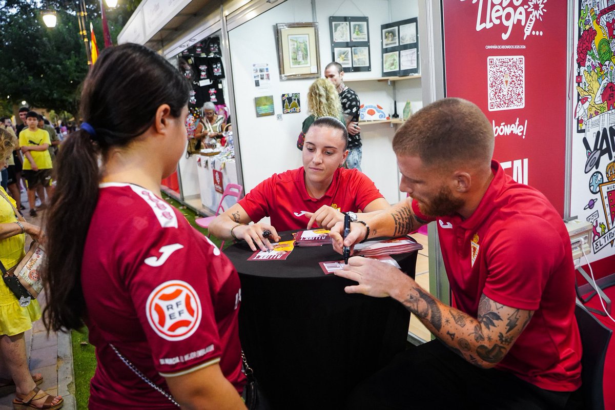 ✍️ ¡Primer día de firmas! 
 
🧤 <a href="/AndreaLloret13/">@andrealloret13</a> 

📍 En nuestro stand en los Huertos del Malecón junto a David Vicente y <a href="/achopimenton/">Acho Pimentón</a>! 🌶️

#RealMurciaFemenino 
#FeriadeMurcia