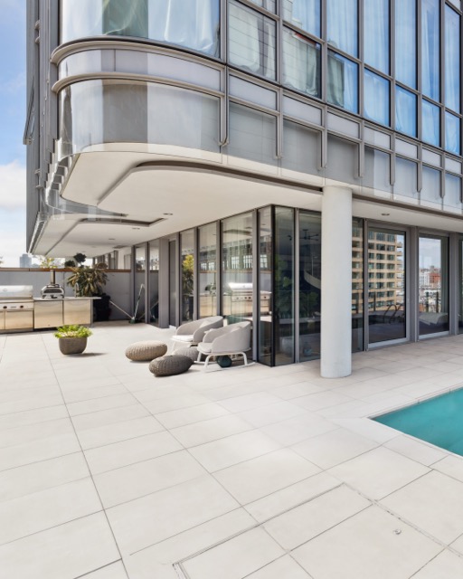 corcorangroup's tweet image. This #duplex with an ultra scarce #privatepool (and a sprawling #terrace!) has hit the market in a prestigious #RenzoPiano-designed building. 😍 Views of the #EmpireStateBuilding and #WorldTradeCenter! 🏙️ Read full full story on Mansion Global: thecorcorangroup.visitlink.me/V4uSNC 👈