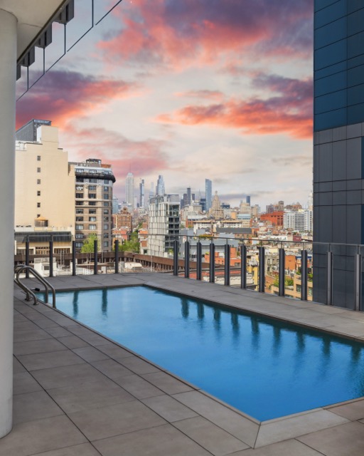 corcorangroup's tweet image. This #duplex with an ultra scarce #privatepool (and a sprawling #terrace!) has hit the market in a prestigious #RenzoPiano-designed building. 😍 Views of the #EmpireStateBuilding and #WorldTradeCenter! 🏙️ Read full full story on Mansion Global: thecorcorangroup.visitlink.me/V4uSNC 👈