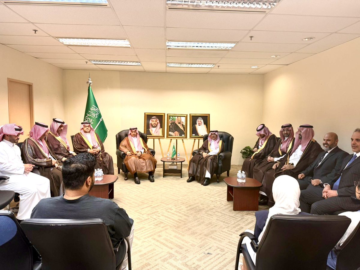 التقى معالي #وزير_التعليم الطلبة السعوديين المبتعثين في سنغافورة، واستمع معاليه لمقترحاتهم وآرائهم، مؤكداً على دعم الوزارة لهم حتى إكمال بعثتهم التعليمية.