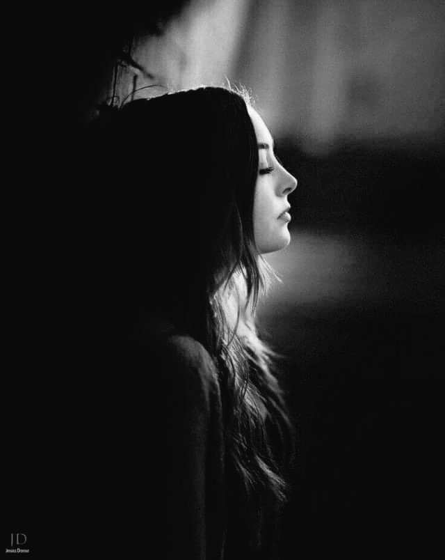 أحيانا .. 
بمعول الكرامة تهدم حلما وتهشم أملا عشت تبني على جانبي دروبه جنات من الياسمين
ما أغلى الكرامة
وما أقسى اللحظة