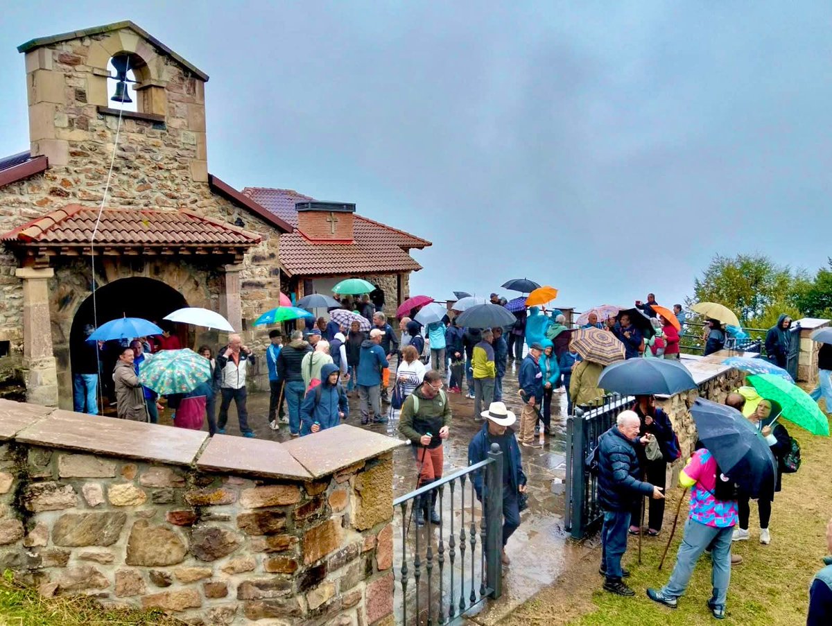 Quizá no fue el mejor día para disfrutar del entorno del Santuario de Peña Sagra... pero la devoción de los lebaniegos por #LaSantuca está por encima de los elementos. 
📷 Javi Franco