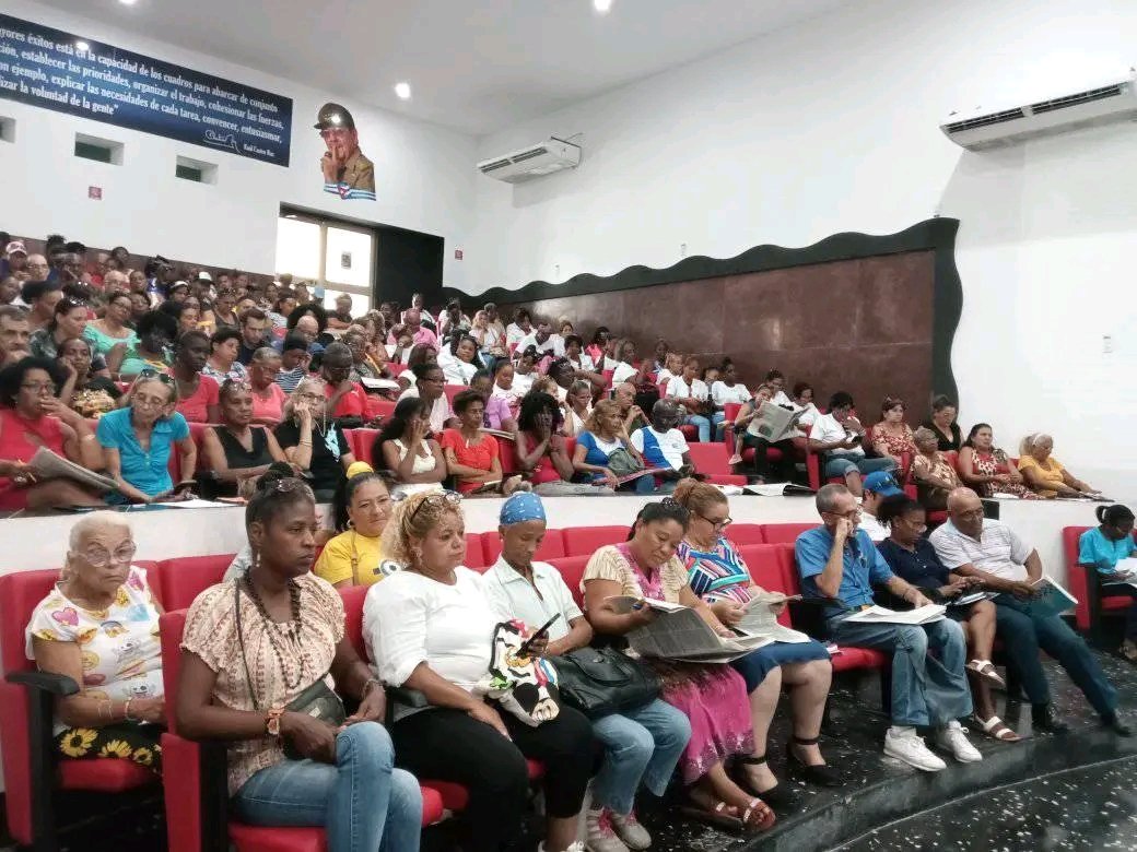 En Marianao se analiza el Anteproyecto del Código de trabajo,con nuevas  propuestas, aceptación y transferencia realizan sus intervenciones los trabajadores.
#EnMarianaoSíSePuede
#LaHabanaViveEnMí