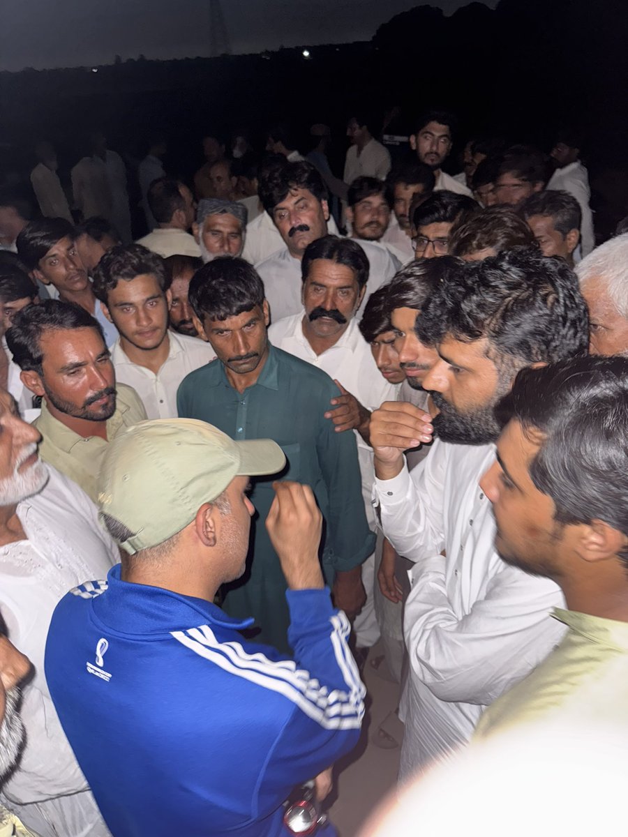 KasimGillani's tweet photo. Round-the-clock monitoring to safeguard the band. At 12 am, after complaints of seepage along Garay Ala Flood Band, inspection carried out with XEN Irrigation. https://t.co/MeSi77B8A0