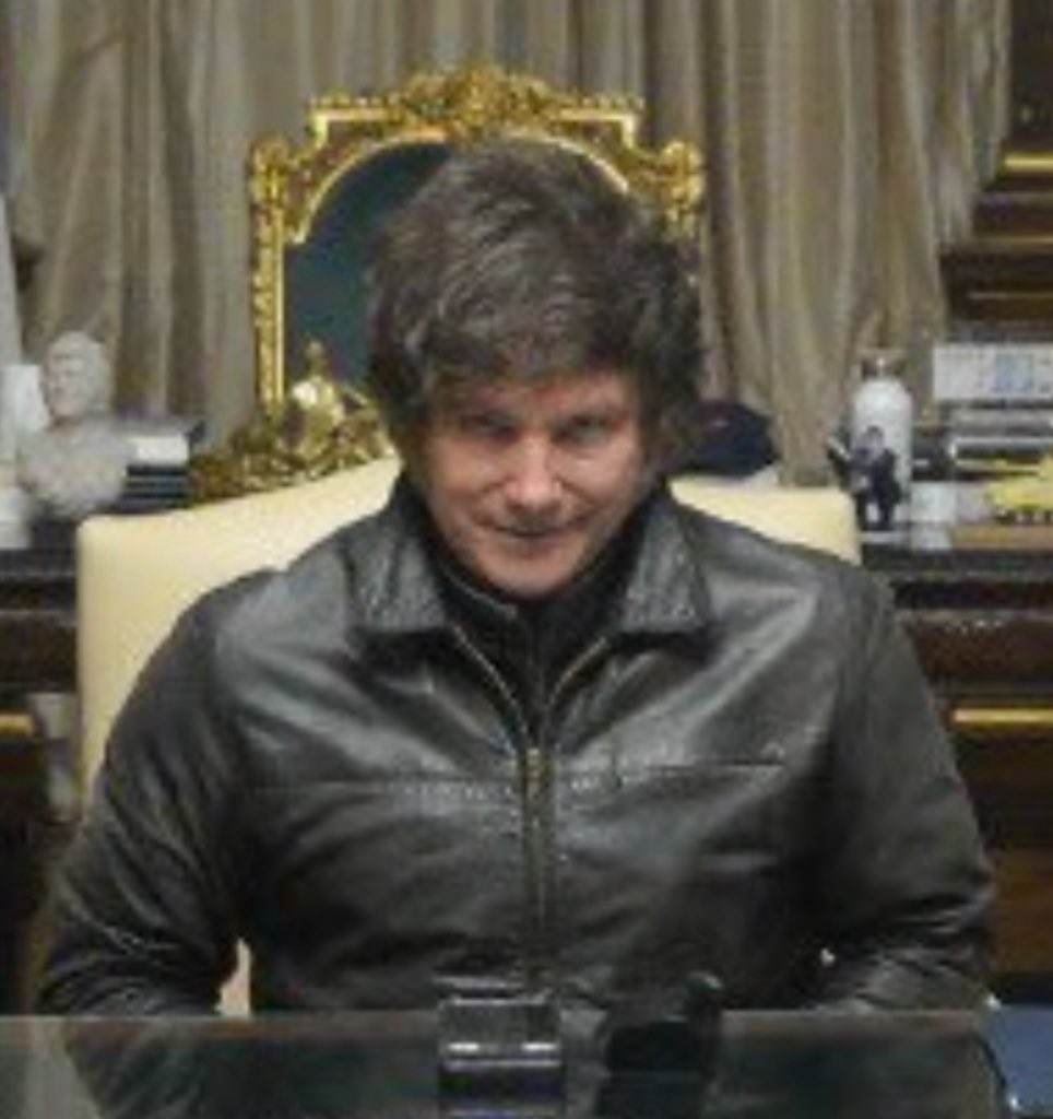 "Ahí estaba yo. Es decir Alex y mis tres drugos. O sea Pete, Georgie y Dim. Estábamos sentados en el bar lácteo Korova, mientras cavilábamos que hacer aquella noche. En el bar lácteo Korova servían la leche plus, que era leche con velocentina, o  syntheisitiseina, o drencromina,